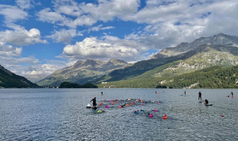 Open-Water-Gruppe mit bunten Bojen auf dem Silsersee im Engadin