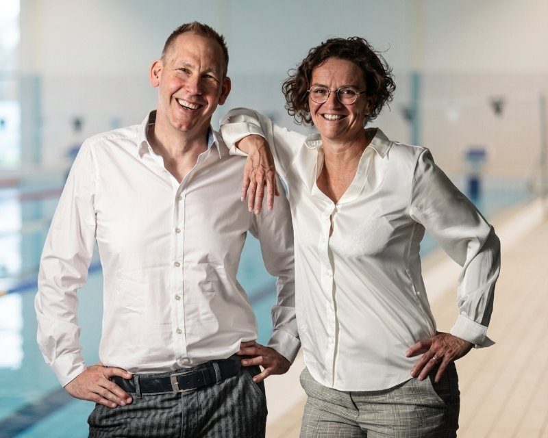 Micky Tronczik und Susanne Reisinger lachend am Beckenrand