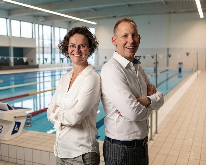 Susanne Reisinger und Micky Tronczik Rücken an Rücken in der Schwimmhalle